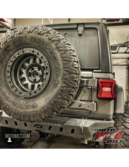 DEFENSA TRASERA CRUSHER CON RECORTE PARA RUEDA DE REPUESTO PARA JEEP JL